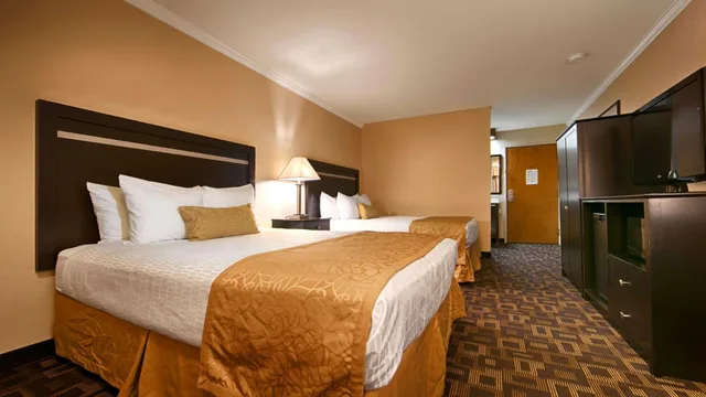 غرفة بسريرين كوين بجاكوزي، Best Western Plus Inn Of Hayward 3/8