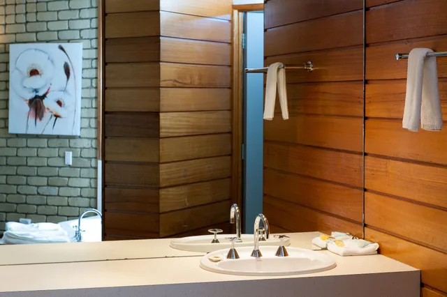 Spa, Queen Bed، Mitchell on Main 2/5