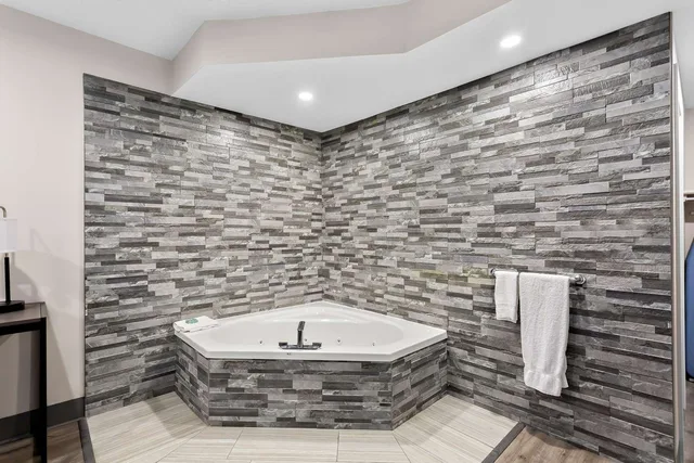 جناح بسرير كينج بحوض جاكوزي، SureStay Plus by Best Western Windsor 5/6