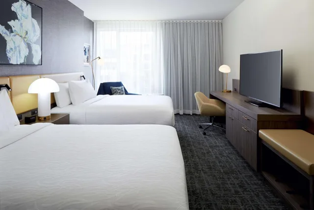 غرفة بريميوم بسرير كينج وسريرين كوين في الطابق العلوي، Hilton Garden Inn Montreal Midtown 4/8