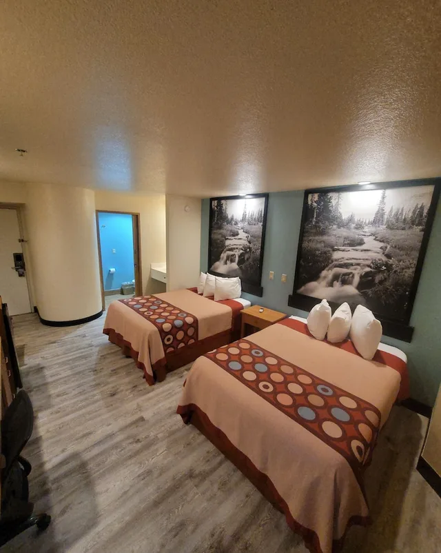 Room, 2 Double Beds, Super 8 by Wyndham Show Low 5/10