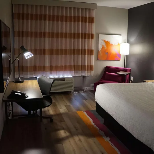 غرفة بسرير كينج بحوض استحمام لذوي الإعاقة، La Quinta Inn And Suites By Wyndham Lewisville 3/6