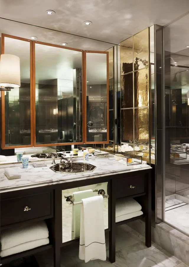 Deluxe, Suite, Rosewood London 2/2