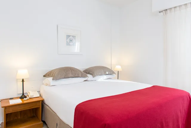 Suite, Loi Flats 2/4