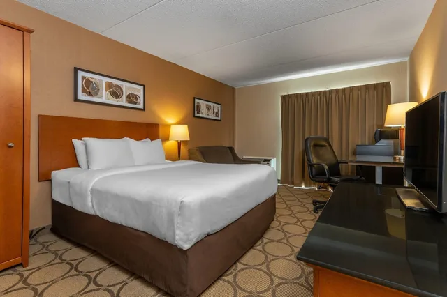 غرفة قياسية بسرير كوين مع أريكة، Clarion Pointe Campbellton 2/5