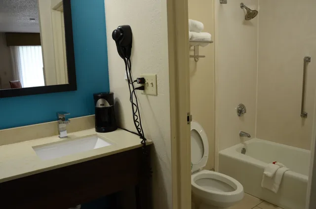 غرفة قياسية بسرير كينج، Baymont by Wyndham Nashville 4/6