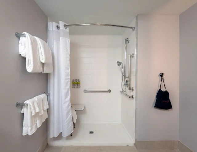غرفة قياسية بسرير كينج لذوي الإعاقة، Holiday Inn Express Suites Tulsa Downtown Arts District 4/4