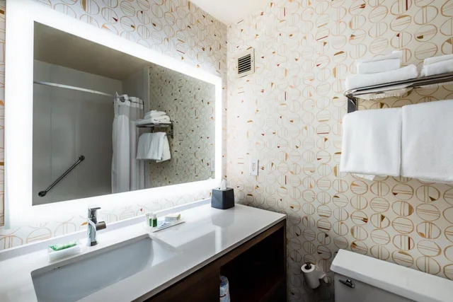 Standard, Queen Bed, Pool Access، Holiday Inn Grand Haven-Spring Lake, an IHG Hotel 4/7
