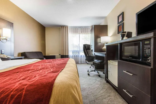 Room, Queen Bed, Comfort Inn Owen Sound 1/3