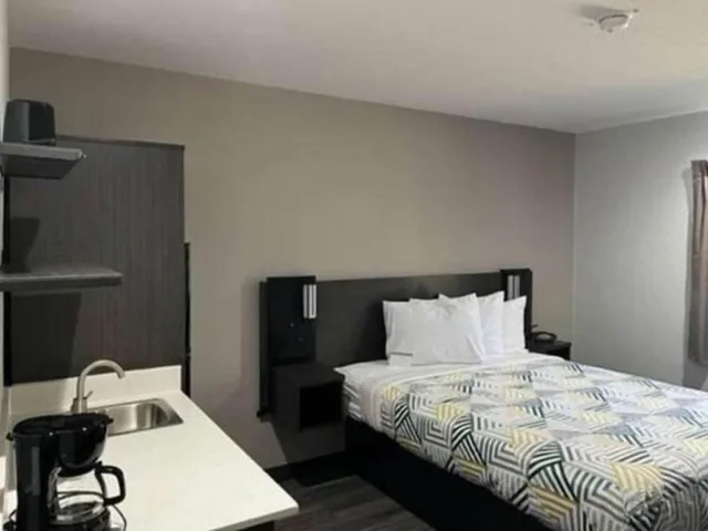 غرفة بسرير كينج بمطبخ، Studio6 Little Rock, AR - South 3/8