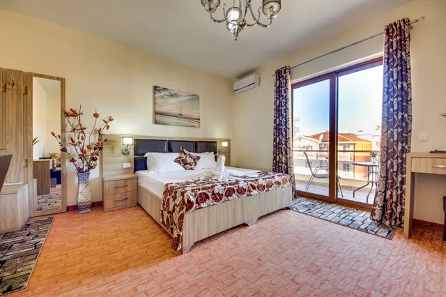 غرفة رباعية بسريرين منفصلين بشرفة مع أريكة، Hotel Montefila 2/4