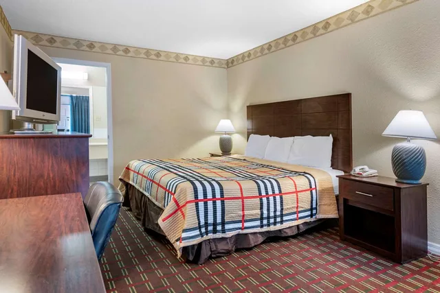 غرفة بسرير كينج، Rodeway Inn New Port Richey 2/3