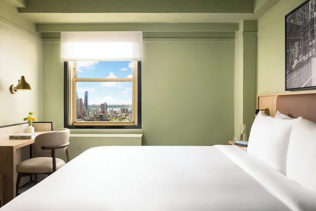 غرفة بريميوم بسرير كوين بإطلالة على المدينة لذوي الإعاقة، THE ROW NYC HOTEL 2/9