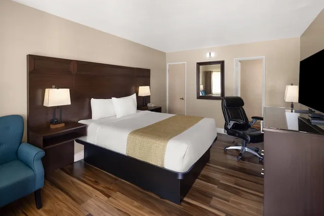 Standard, Queen Bed, Travelodge by Wyndham Everett City Center 6/7