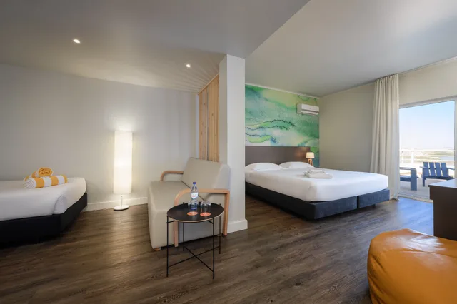 غرفة بسريرين منفصلين بإطلالة على المسبح، Star Inn Peniche 3/8