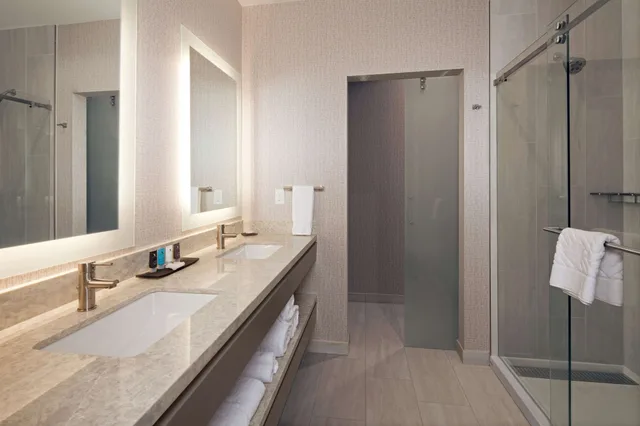 Room, King Bed, Peloton، H Hotel Los Angeles, Curio Collection by Hilton 2/2