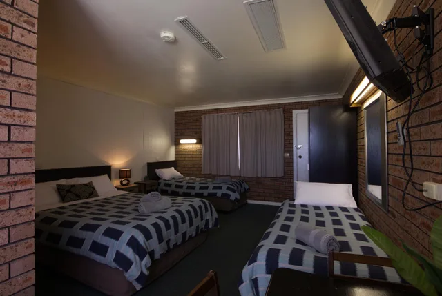 غرفة عائلية بسرير كوين وسريرين منفصلين، Tuncurry Motor Lodge 1/2
