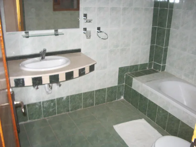 غرفة ثلاثية، Hotel Sheherazade 3/4