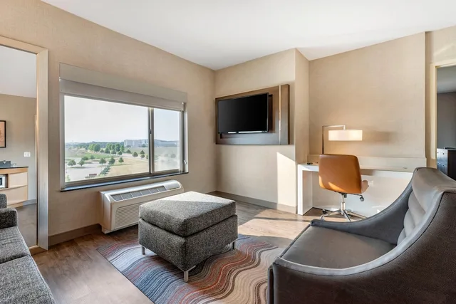 جناح بسريرين كوين بغرفة نوم واحدة، Cambria Hotel Madison East 2/3