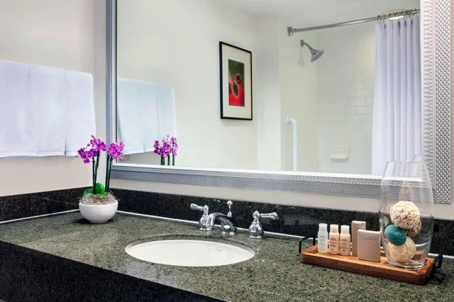 غرفة كلوب بسرير كينج، Renaissance Fort Lauderdale Marina Hotel 2/2