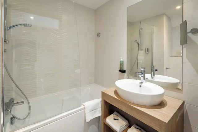 شقة بسرير كوين وسريرين منفصلين مع أريكة، Best Western Les Aureliades 3/3