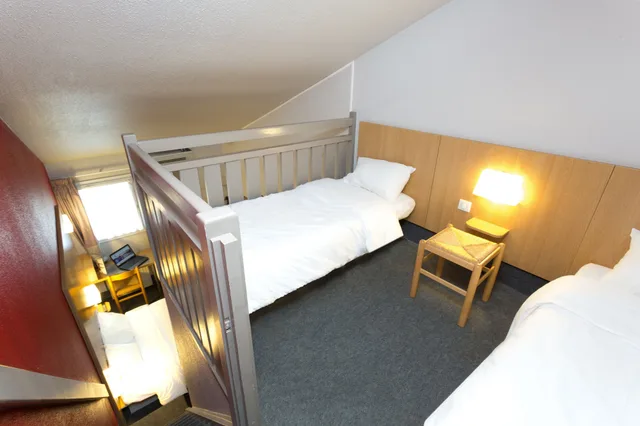 غرفة رباعية بسرير مزدوج وسريرين منفصلين، B&B Hotel Metz Augny 7/10