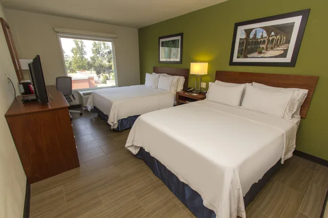 Standard, 2 Queen Beds, Central Building، Holiday Inn Express Guadalajara Aeropuerto an IHG Hotel 2/9