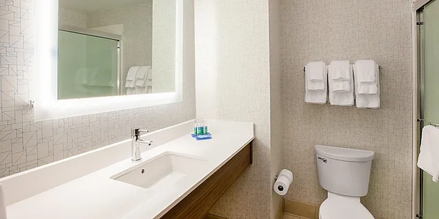 Specialty، Holiday Inn Express and Suites Cincinnati Riverfront, an IHG Hotel 1/4