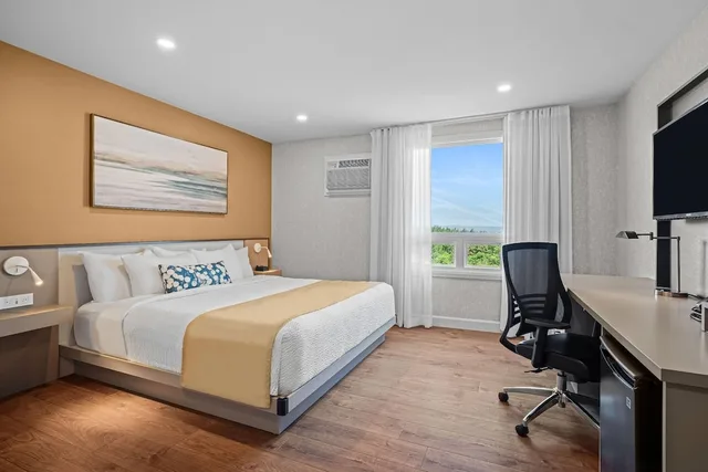 Room, King Bed, Garden Side، Days Inn by Wyndham Riviere-Du-Loup 1/2