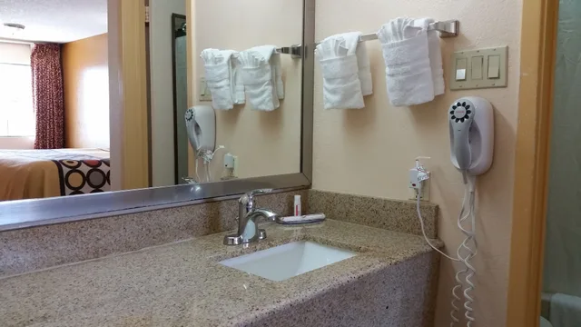 غرفة قياسية بسرير كينج للمدخنين، Super 8 by Wyndham Waco/Mall area TX 4/4