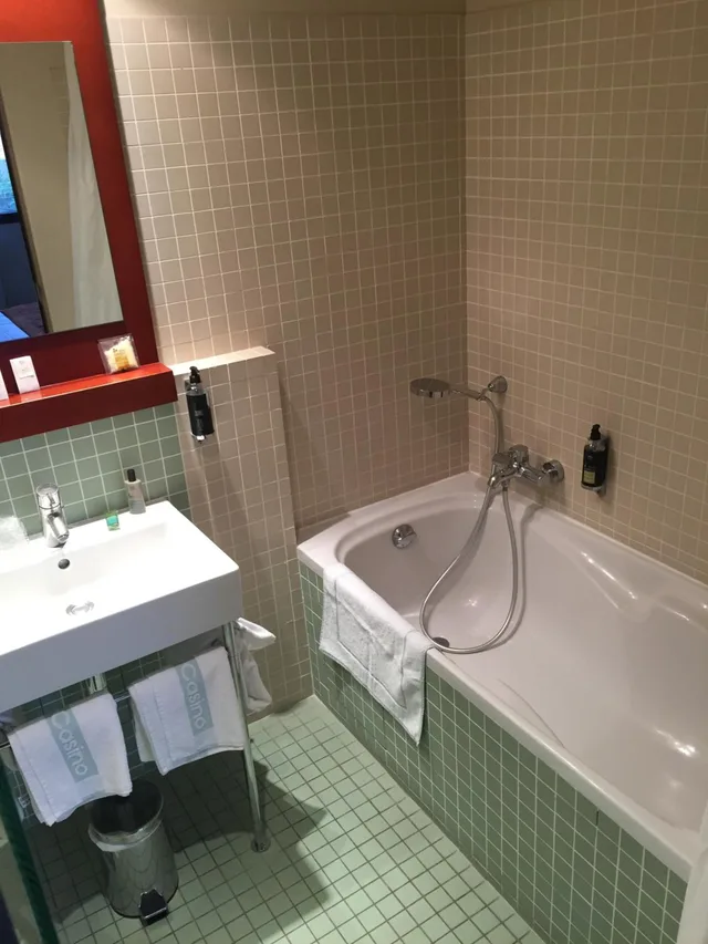 Room, Double Bed, Harbour Side, Hotel Du Casino 6/6