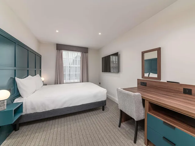 شقة عائلية بسرير مزدوج مع أريكة، Mercure Salisbury White Hart Hotel 2/4