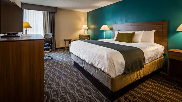 غرفة بسرير كينج لذوي الإعاقة، Best Western Plus Yadkin Valley Inn & Suites 2/2