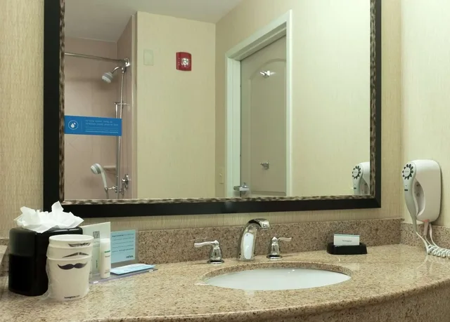 Room, 2 Queen Beds, Bathtub, Accessible, Hampton Inn North Brunswick / New Brunswick 4/4