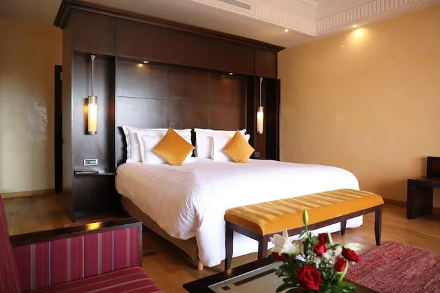جناح بريميوم بسرير كينج بإطلالة على المسبح، Kenzi Menara Palace 4/8