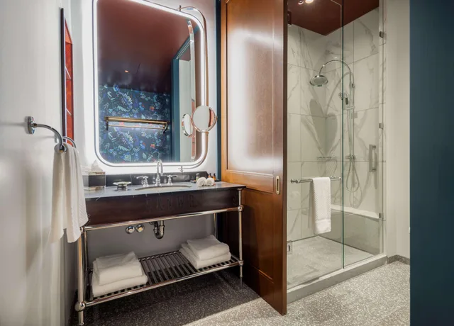 غرفة بسرير كينج بإطلالة، Canopy by Hilton Chicago Central Loop 2/2
