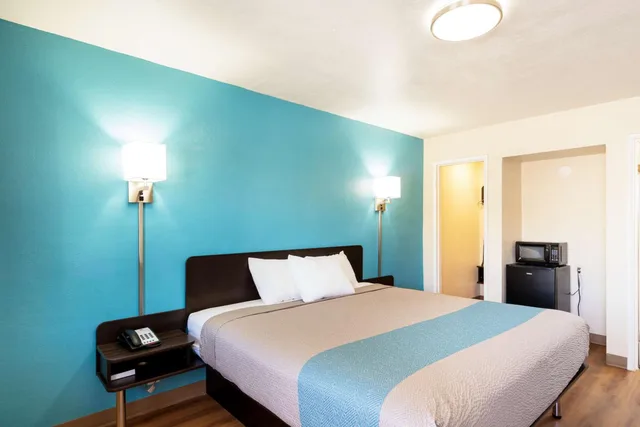 1 King Bed - Non-Smoking, Micfridge2، Motel6 Odessa, TX 2nd Street 2/2