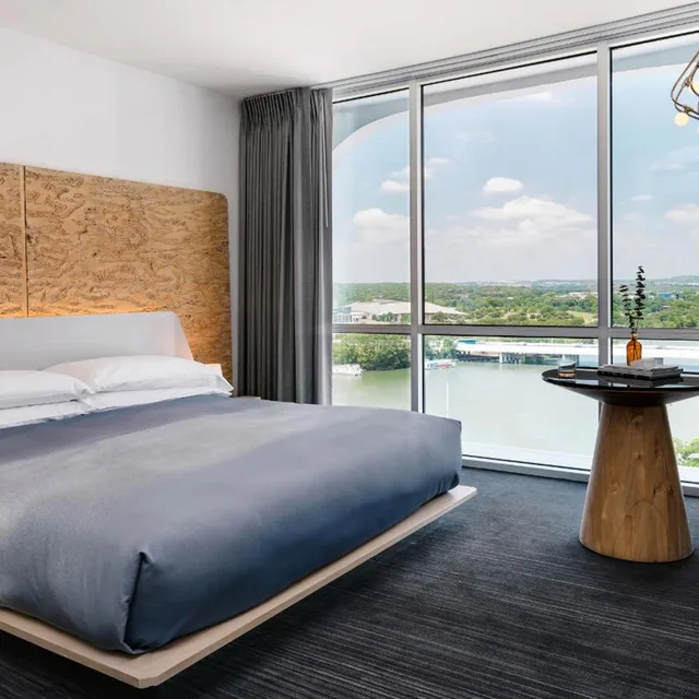 Suite, Lake Side، The Line Austin 4/6