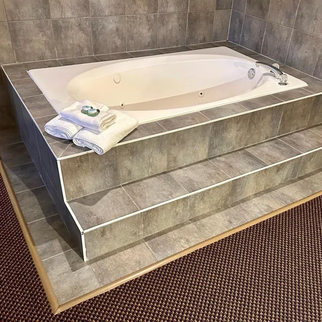 جناح بجاكوزي، Canadian Inn 9/9