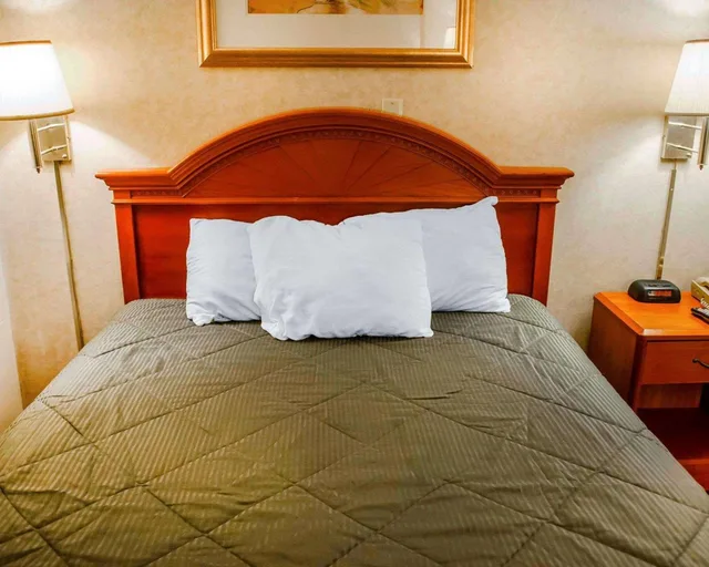 غرفة بسرير كوين، Rodeway Inn Dillsburg, PA 2/3