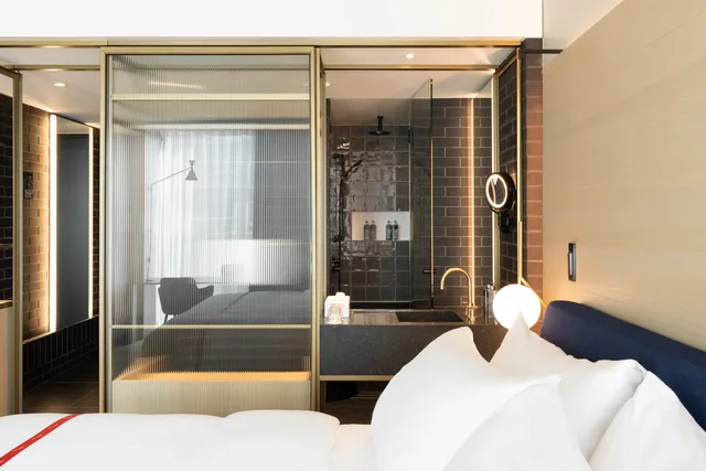 Lovely, Single، Ruby Emma Hotel & Bar 5/6
