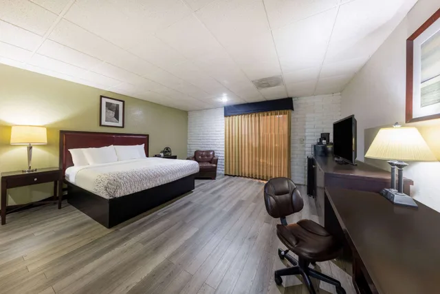Studio, King Bed, Pool View, Baymont by Wyndham El Dorado 1/2