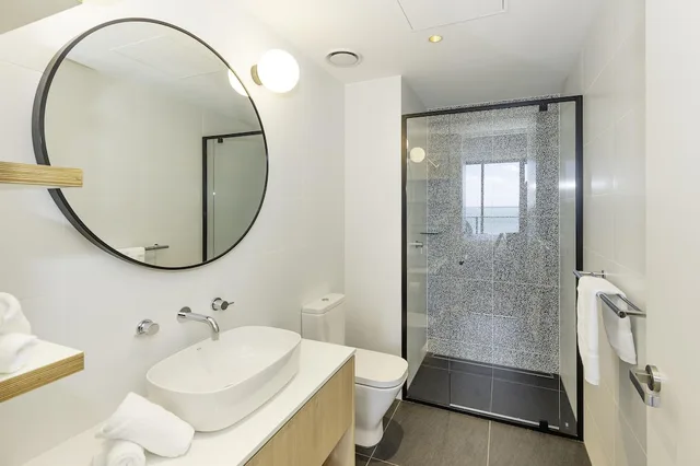 شقة بسرير كينج وسريرين منفصلين بإطلالة على البحر بغرفتي نوم، Oaks R Suites Geelong 6/7