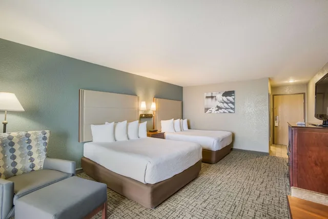 Standard, 4 Queen Beds, Balcony, Best Western Harbour Pointe Lakefront 2/4