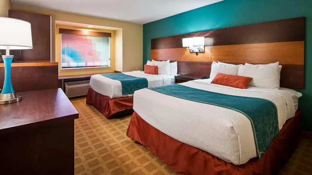 غرفة رباعية بسرير كوين لذوي الإعاقة، Best Western Plus Harrisburg Mechanicsburg 2/3