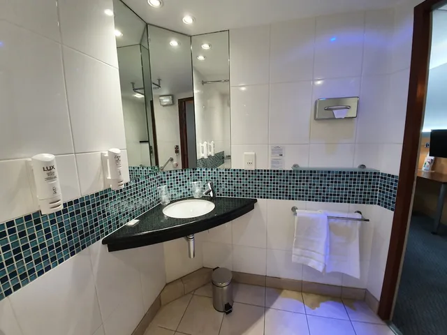 جناح بسرير مزدوج بإطلالة على القناة بشرفة، Holiday Inn Express Paris - Canal de la Villette 5/6