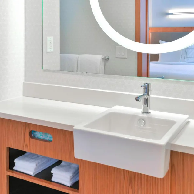 جناح بسرير كينج مع سرير سحّاب إضافي مع أريكة بحوض استحمام لذوي الإعاقة، Springhill Suites Wilmington Mayfaire 6/8