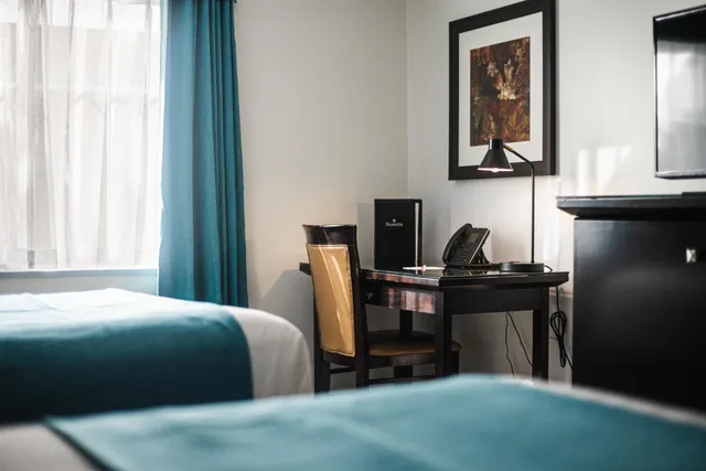 غرفة بسرير كينج وسريرين كوين يُسمح فيها بالحيوانات الأليفة بمطبخ صغير، Ramada By Wyndham Surrey/Langley 5/9