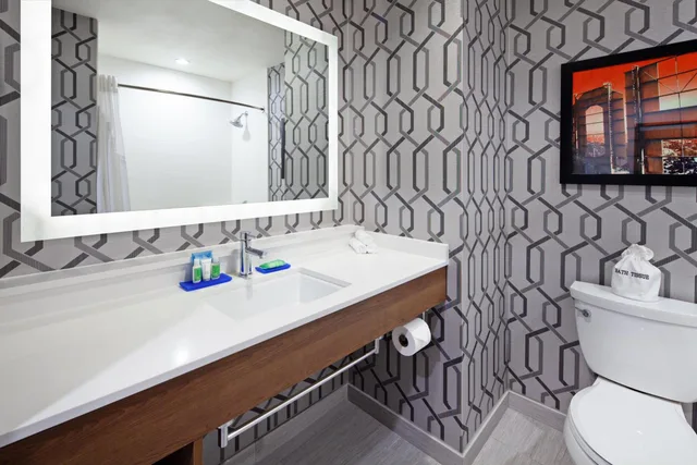 جناح تنفيذي، Holiday Inn Express Hollywood Walk of Fame An Ihg Hotel 7/10