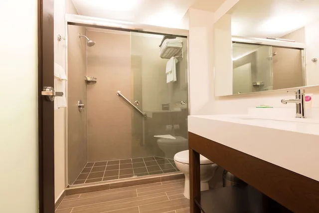 غرفة بسريرين مزدوجين مع أريكة في طابق مرتفع، Hyatt Place Aguascalientes Bonaterra 4/4